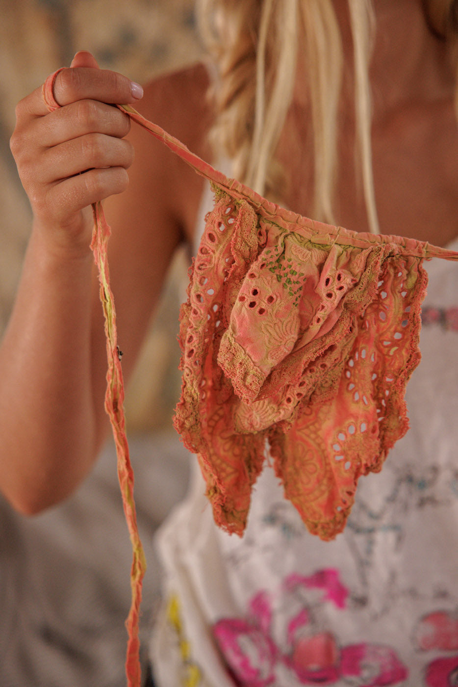 embroidered fairen jabot